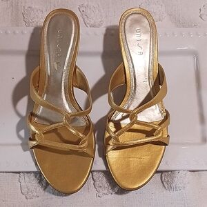 Unisa Timmy Olden/Oro Galxy Kitten Heel Sandal  9.5 ⚜️